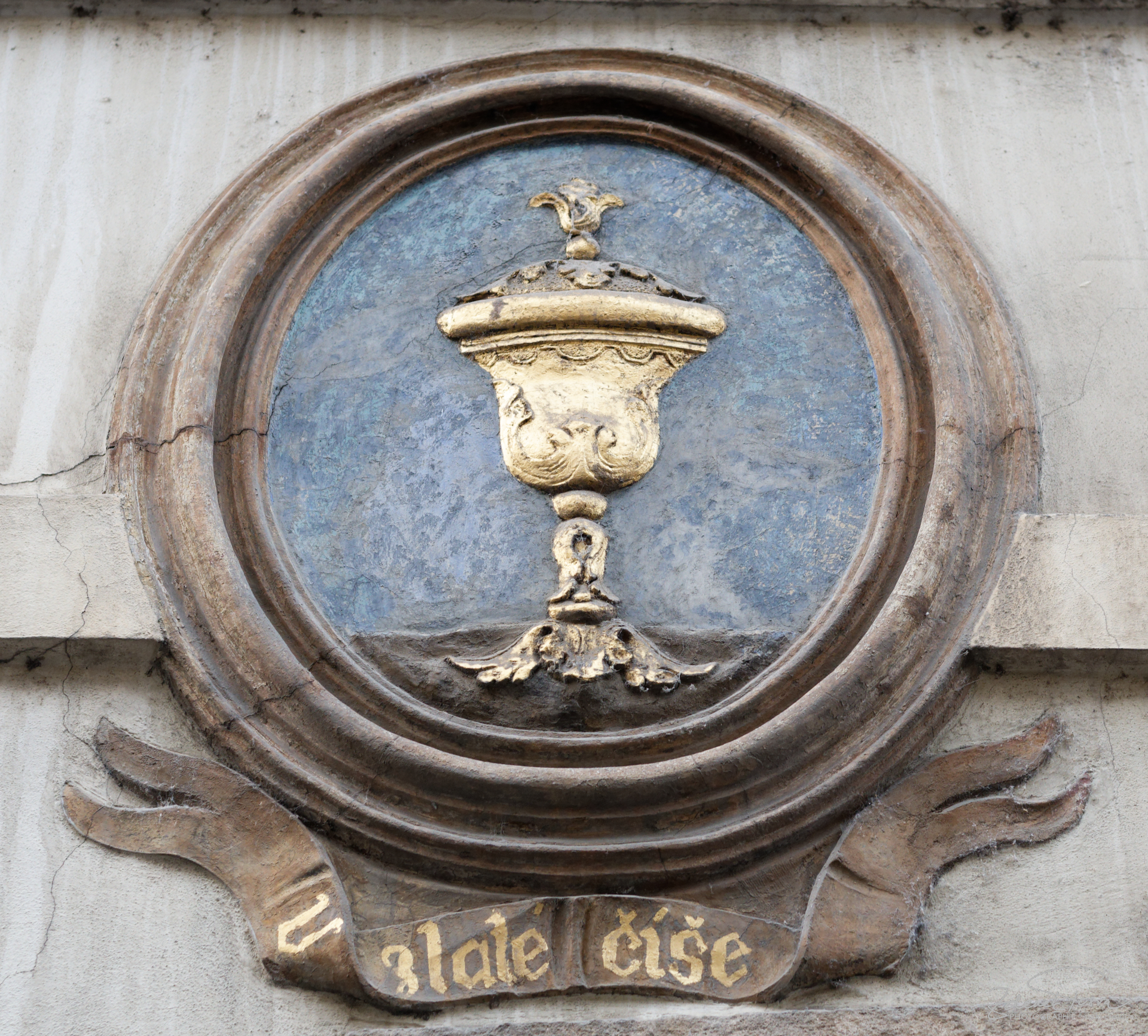 Dans une rue à Prague, la maison au Calice d'or
